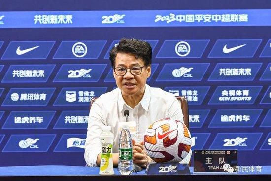 巴萨官方宣布中场佩德里在训练中遭遇肌肉轻微拉伤的伤病，俱乐部将根据他的恢复情况决定球员何时能再次为球队出战比赛。